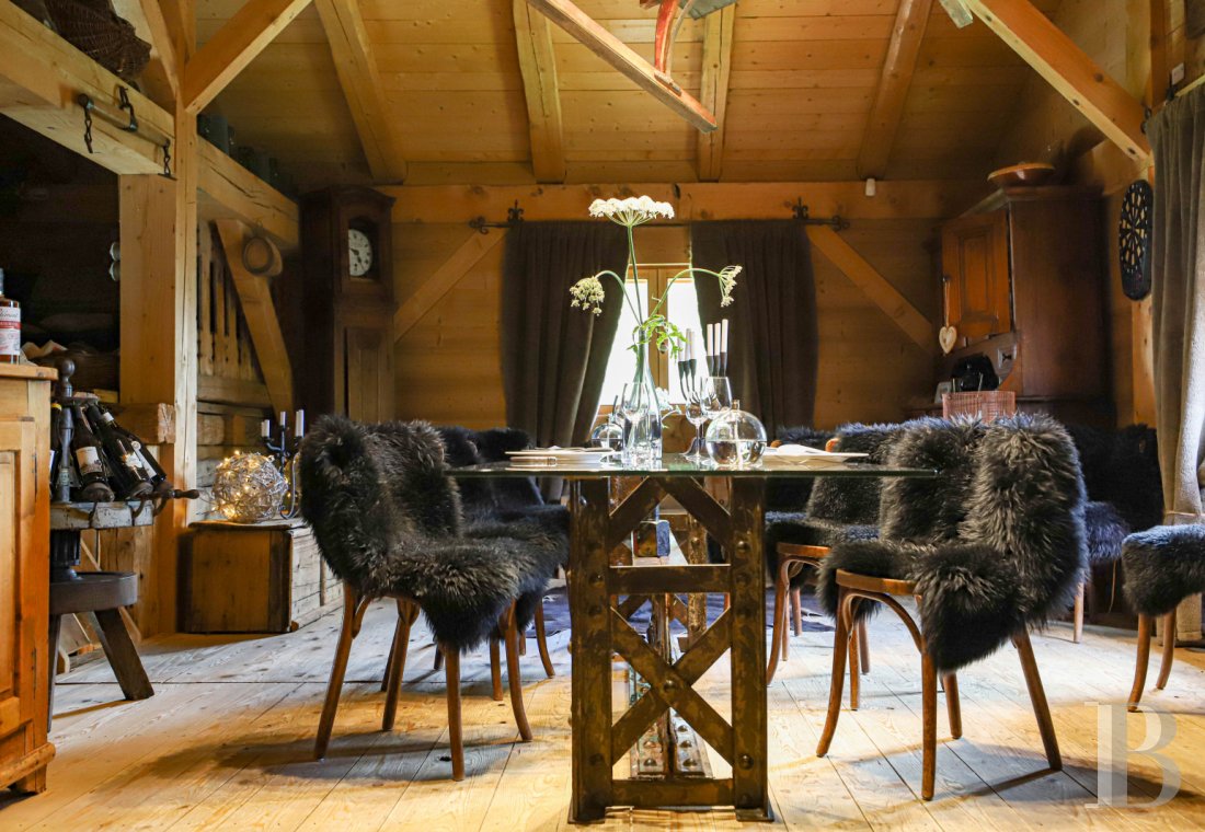 En Haute-Savoie, non loin de Morzine, une grange chalet traditionnelle en plein alpage - photo  n°30